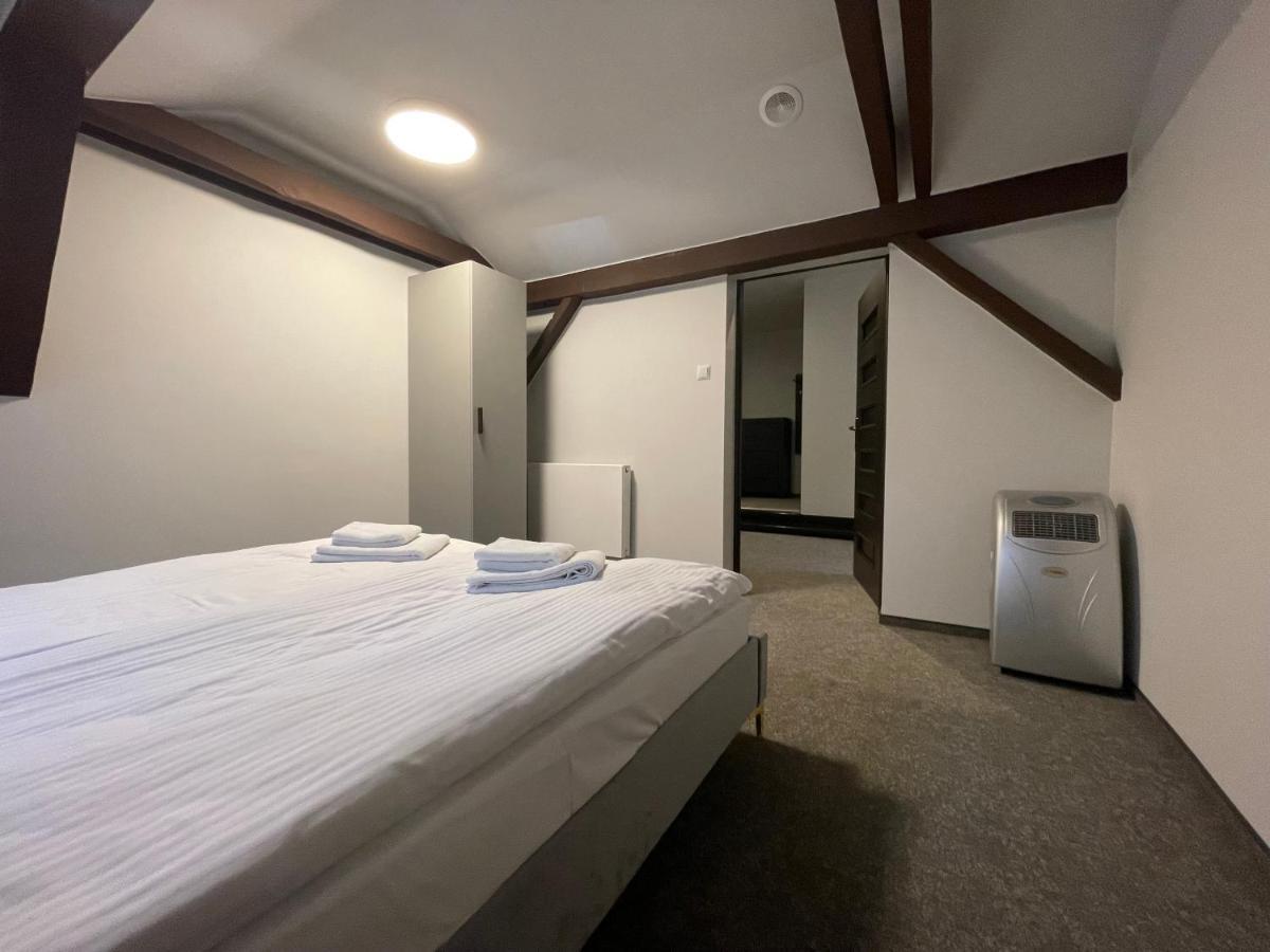 Hotel Red ออสตรอเวียตซ์ชเวียนตอกชิสกี ภายนอก รูปภาพ