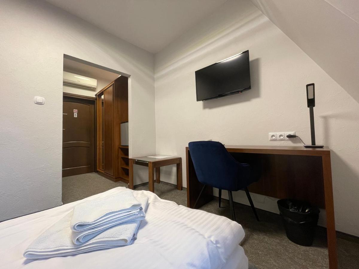 Hotel Red ออสตรอเวียตซ์ชเวียนตอกชิสกี ภายนอก รูปภาพ
