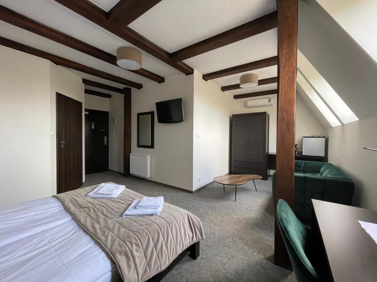 Hotel Red ออสตรอเวียตซ์ชเวียนตอกชิสกี ภายนอก รูปภาพ