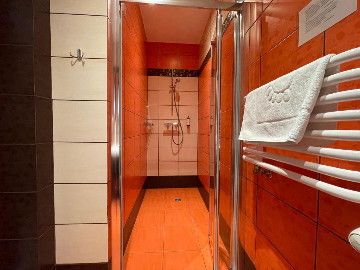 Hotel Red ออสตรอเวียตซ์ชเวียนตอกชิสกี ภายนอก รูปภาพ