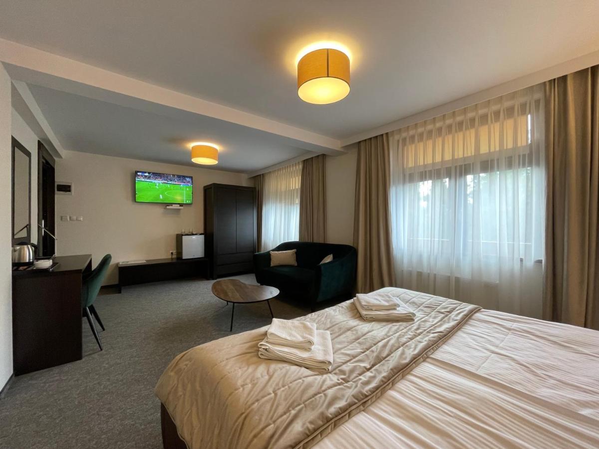 Hotel Red ออสตรอเวียตซ์ชเวียนตอกชิสกี ภายนอก รูปภาพ