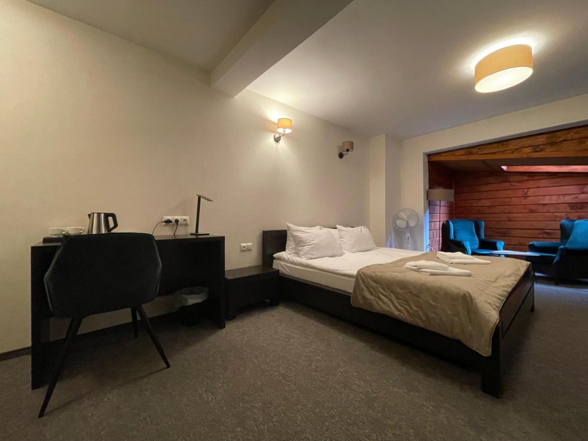 Hotel Red ออสตรอเวียตซ์ชเวียนตอกชิสกี ภายนอก รูปภาพ