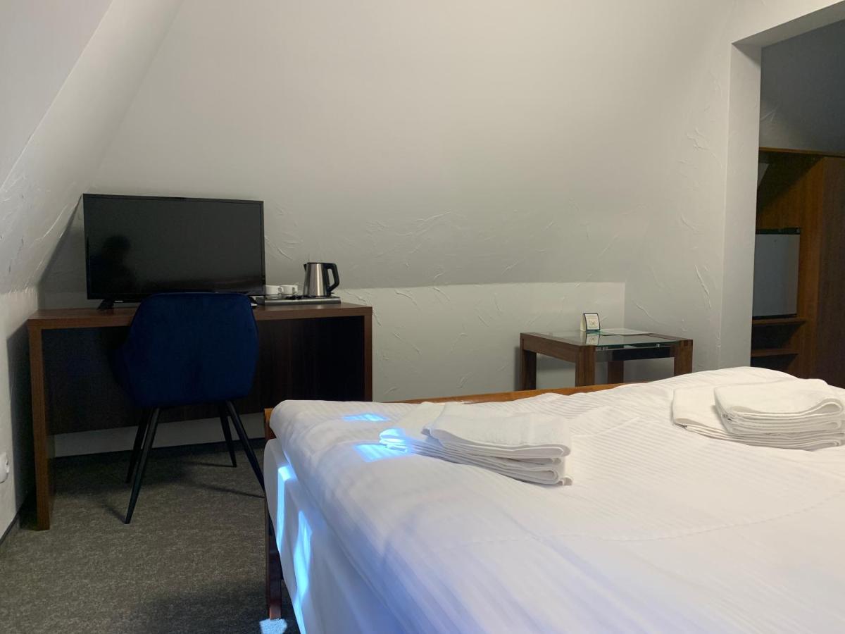 Hotel Red ออสตรอเวียตซ์ชเวียนตอกชิสกี ภายนอก รูปภาพ